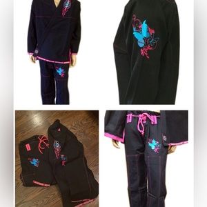 Brand new women’s GI in black with pink & blue accents Size F5 martial arts BJJ